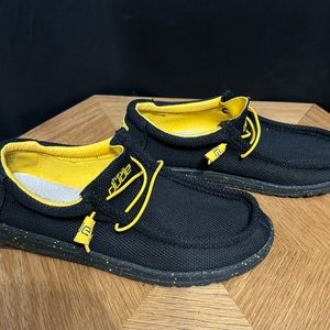 Hey Dudes Black and Yellow Mens Wally Sox Fans Edition Size 13